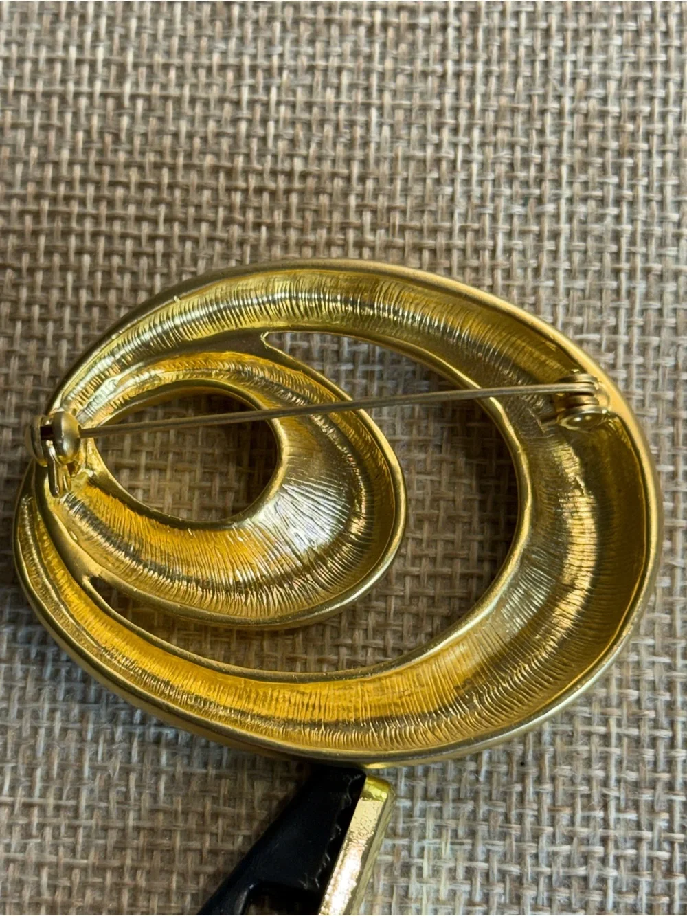 Vintage Modernist Minimalist Matte Gold Tone Swirl Oval Brooch‎ 2.25